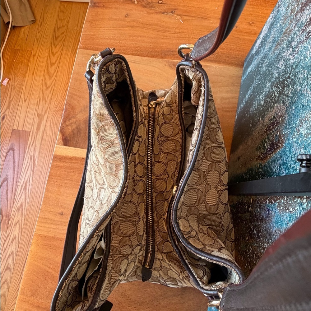 Coach 2010’s Signature Phoebe Carryall - Picture 15 of 16